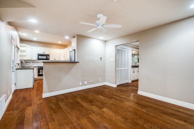 Building Photo - 3-BEDROOM TOWNHOME IN DIJON NORTH, ALAMO HEIGHTS