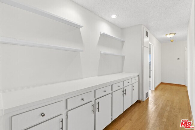 Building Photo - 11916 Goshen Ave