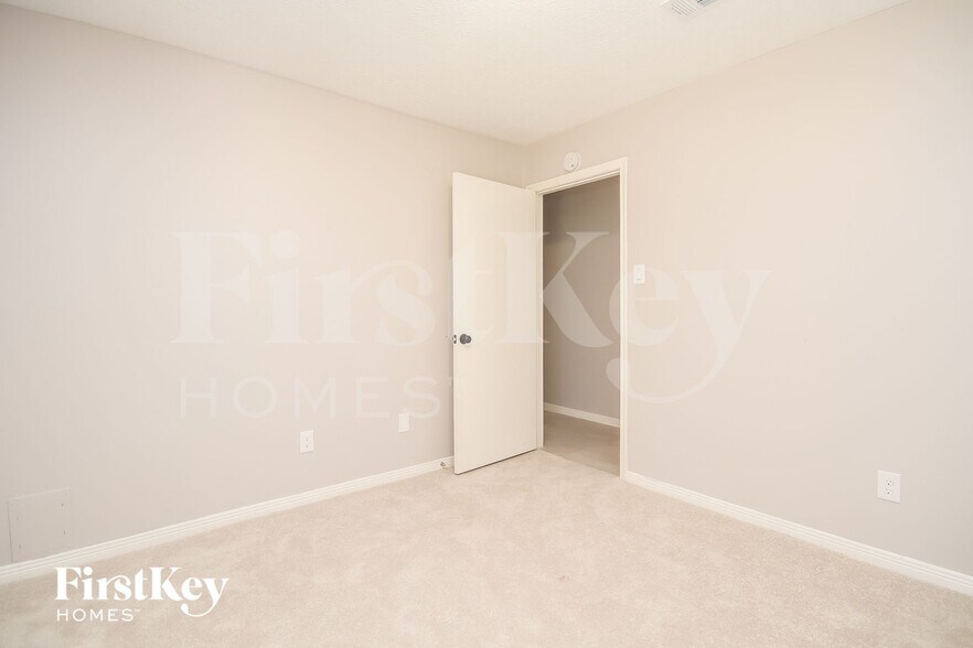 Building Photo - 10846 E Linwood Dr