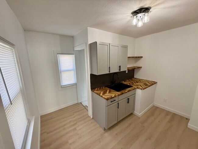 Building Photo - 146 Bondie St