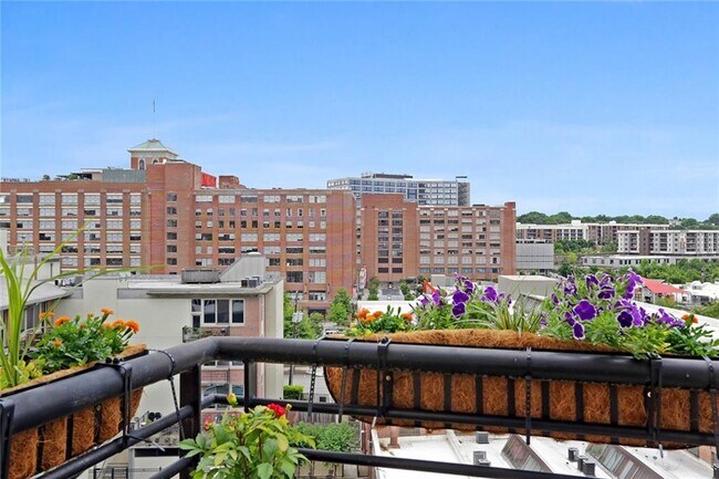 Building Photo - 640 Glen Iris Dr NE