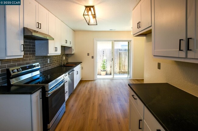 Building Photo - 555 Willow Ct