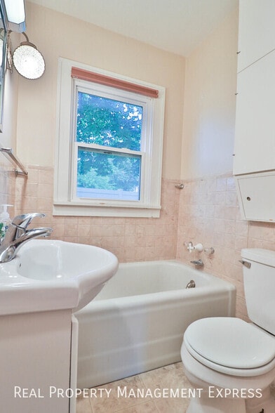 Building Photo - Charming 4 Bedroom 2.5 Bath near Sanford