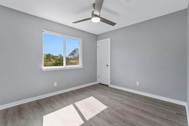 Building Photo - 700 Creekmont Dr