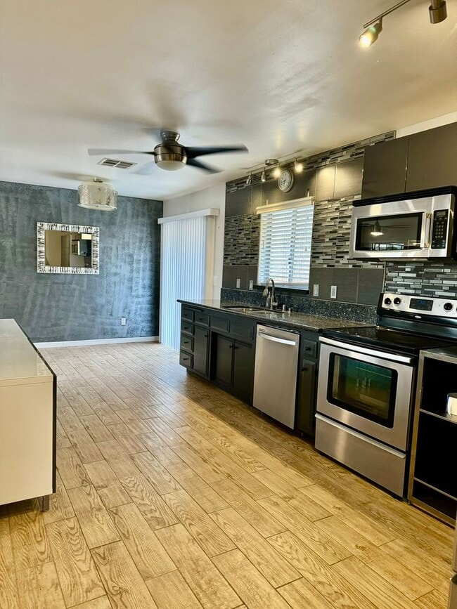 Building Photo - COMING SOON 3 bedroom 1.5 bathroom with amazing views of Morongo Valley