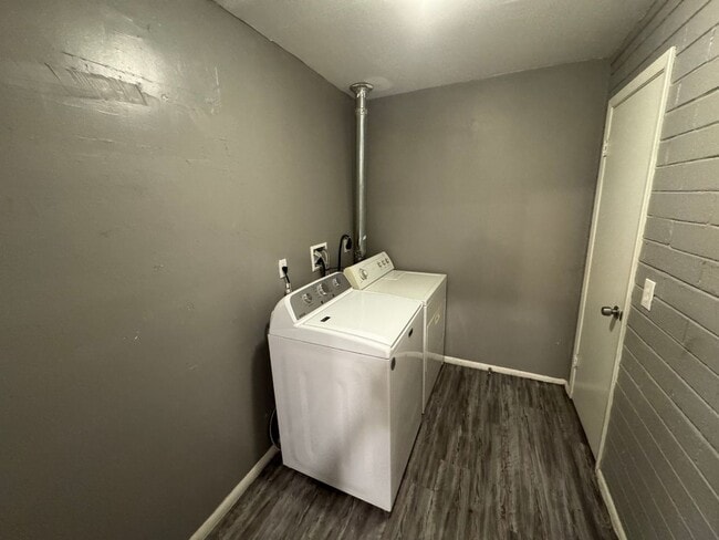 Building Photo - 2 Bedroom - 2 Bath - 1034 Sq. Ft. Duplex