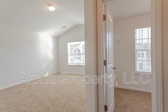 Building Photo - 30 Moorlyn Ln