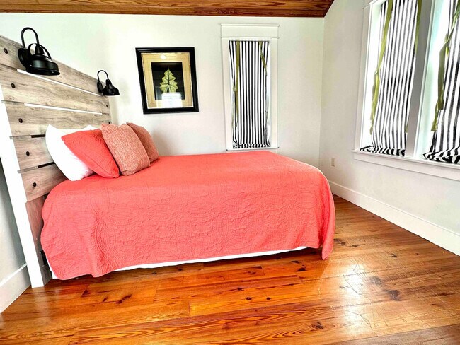 Building Photo - 87 Barracuda St