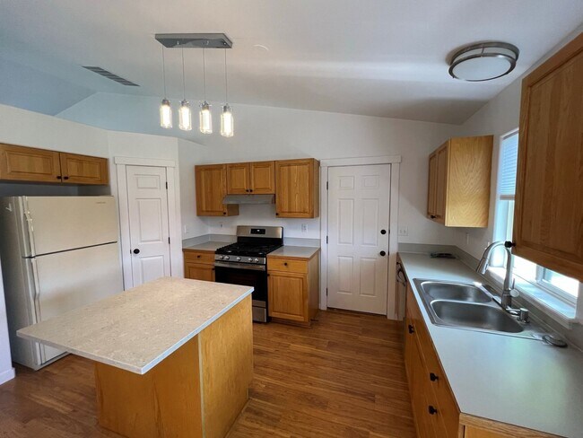 Building Photo - Beautiful 3 bed 2 bath home in the Haven Cove Subd just off Cherry Ln and N Ten Mile Rd