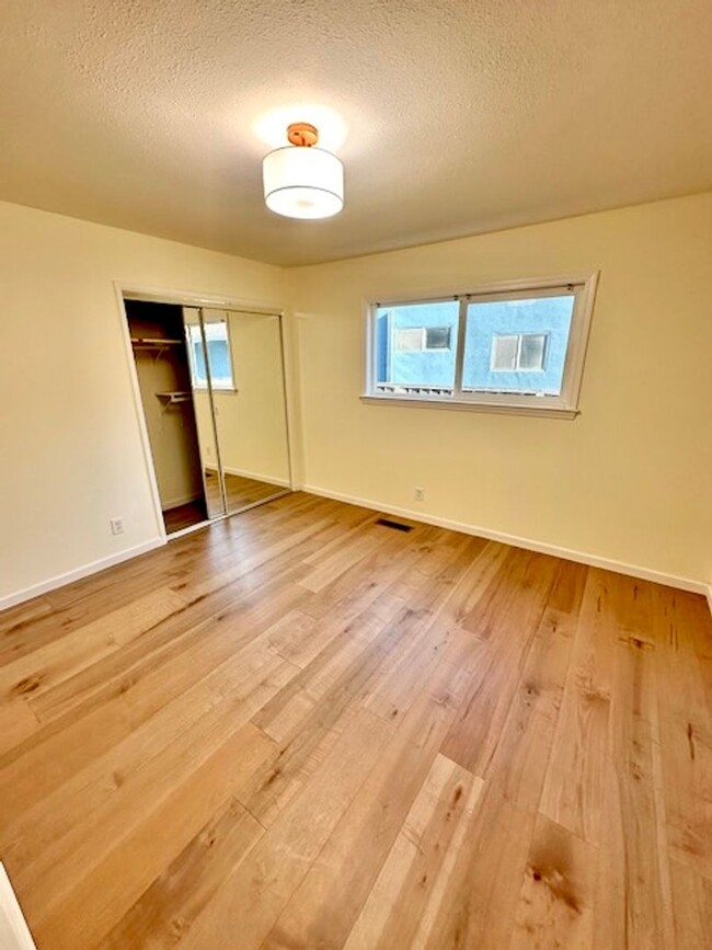 Building Photo - Stunning 4-Bedroom Home with Designer Fini...