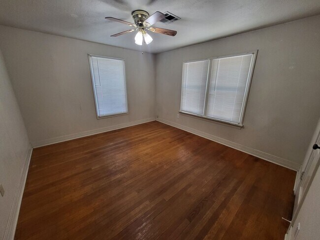 Building Photo - 3 bedroom 1 bathroom house with garage and...