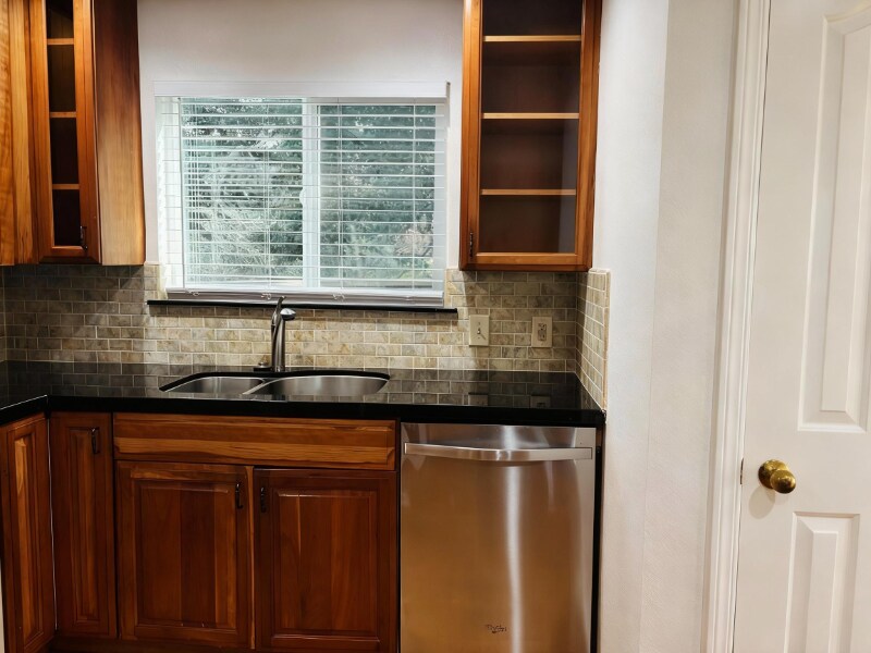 Building Photo - 242 N San Pedro Rd