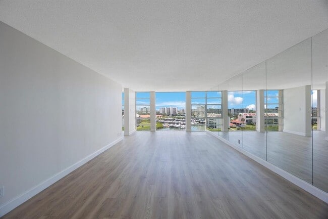 Building Photo - 7400 Sun Island Dr S