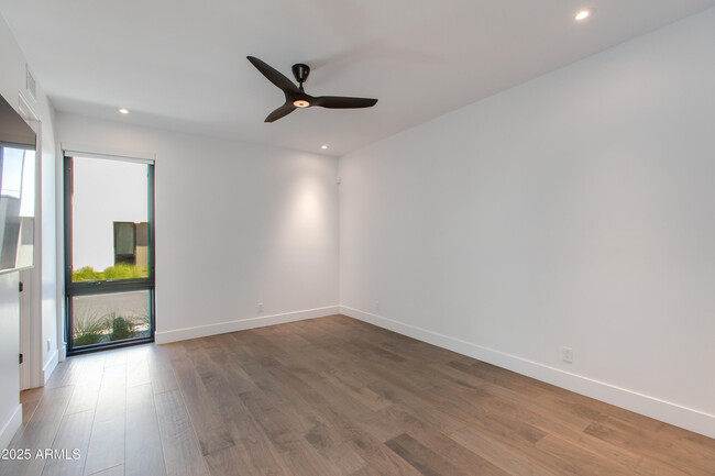 Building Photo - 1325 E Pomelo Grove Ln