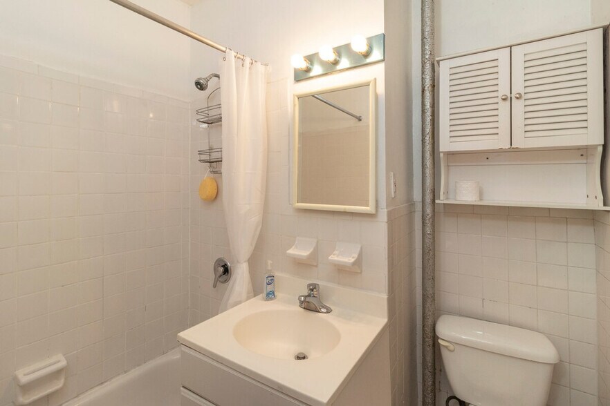 Building Photo - 340 E 94th St