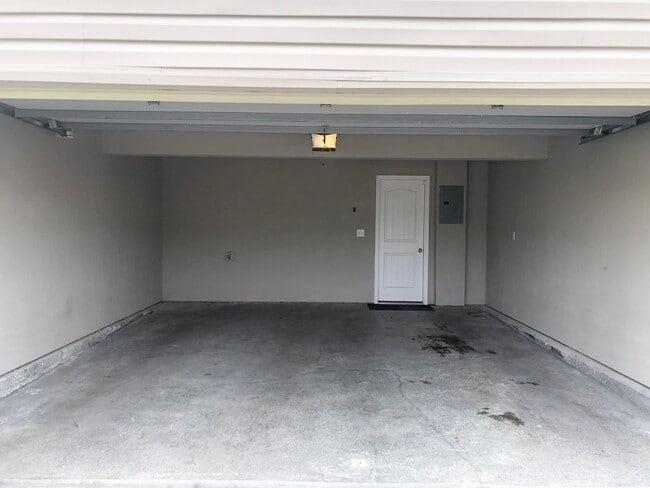 Building Photo - 3 Bed | 2.5 Bath | 2 Car Garage Townhome in Grain Valley w/ Special