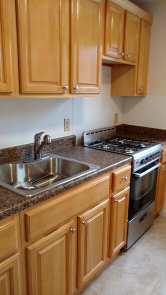 Kitchen sink, stove - 6A Carolyn Ter