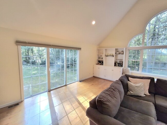 Building Photo - 6 Rockwood Ln