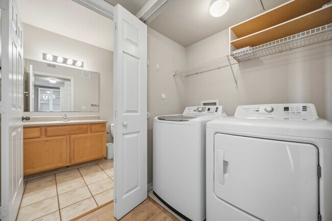 Building Photo - 2/2 condo with beautiful water views available now for an annual lease