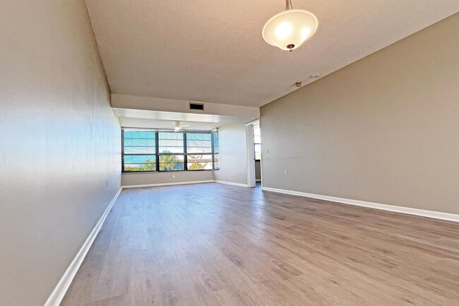 Building Photo - 3650 Whitehall Dr