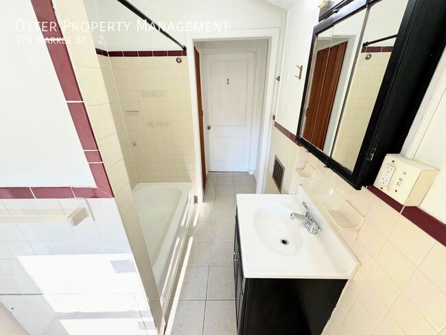 Building Photo - 3BR/2BA Spacious Manayunk Apt with Washer/...