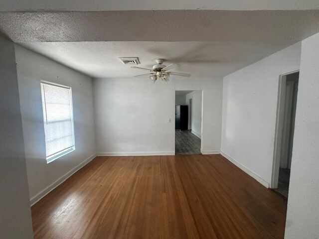 Building Photo - 1322 N Lincoln Ave