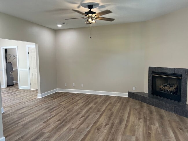 Building Photo - Stunning One Level Home located in central Johnson City!  