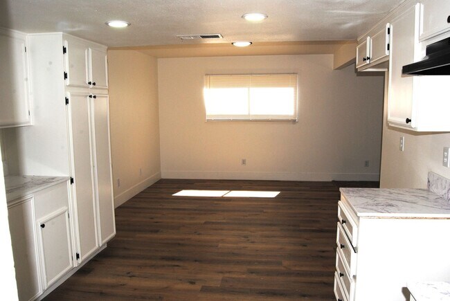 Building Photo - 2401 Bernice Ct