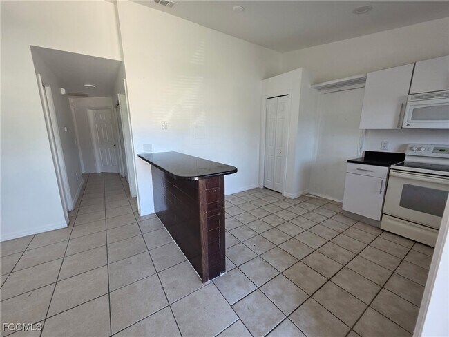 Building Photo - 1248 Columbus Blvd