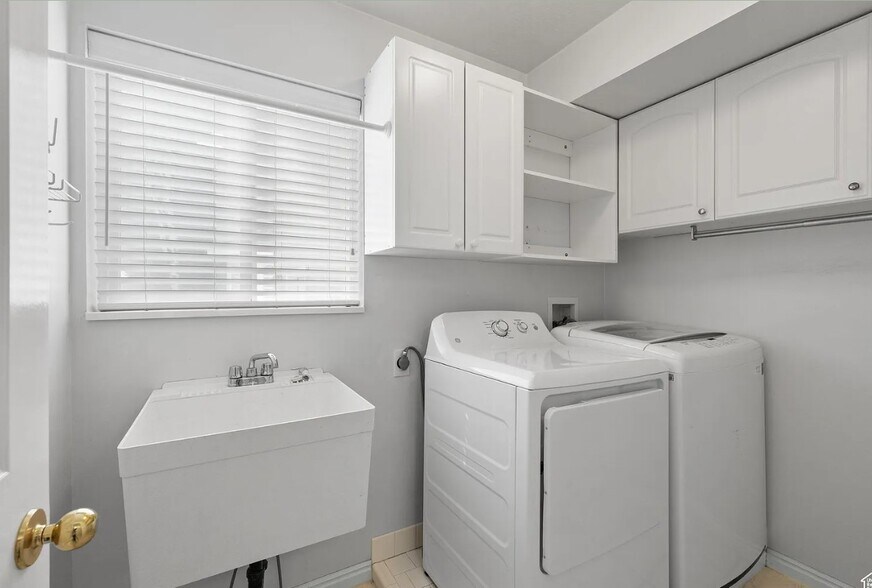 Building Photo - 2102 E Candle Spruce Cv