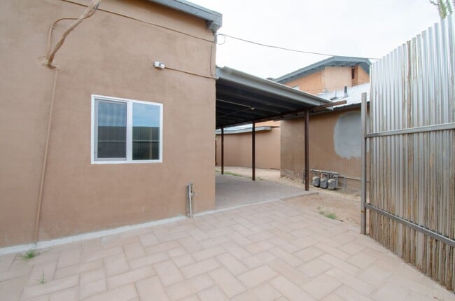 Building Photo - 2 Bed 1 Bath Home with Private Fenced Backyard!