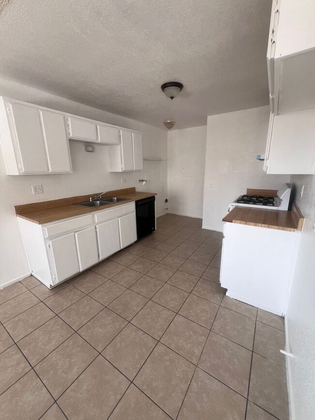 Building Photo - 2-Bedroom Apartment in Desert Hot Springs,...