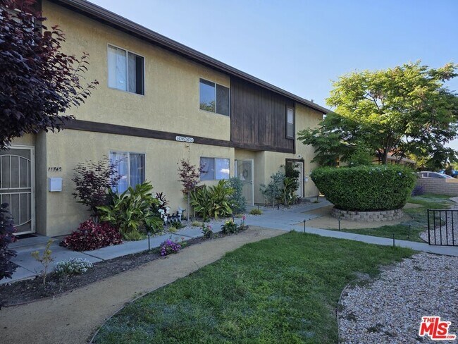 Primary Photo - 14747 Woodruff Ave
