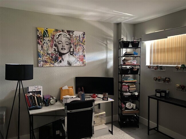 Building Photo - 3031 NE 51st St