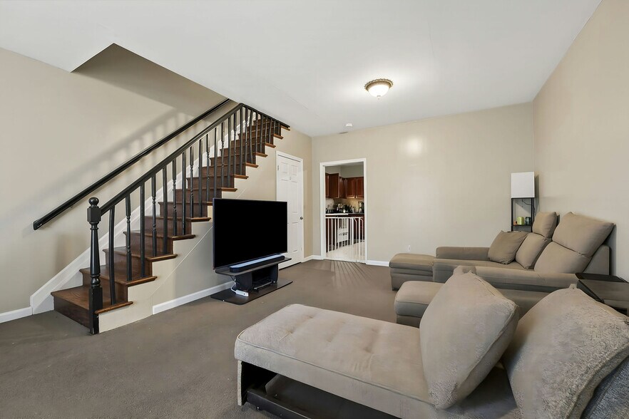 Building Photo - 15 Wales Ave