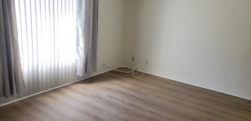 Living room - 725 Windwood Dr