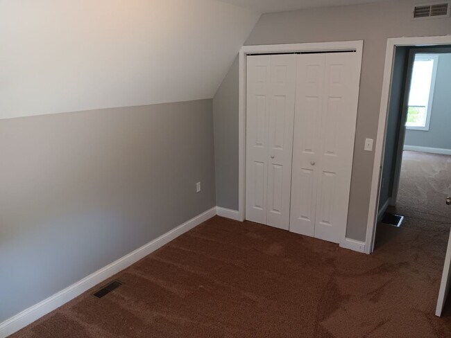 Building Photo - 4 Bed / 2 Full Bath House with Attached Garage — Brand-New Appliances - Built 2006