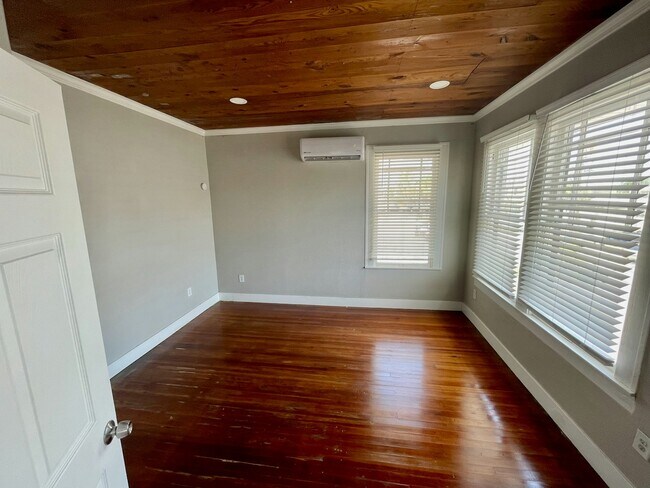 Building Photo - 2115 Broadway Avenue J