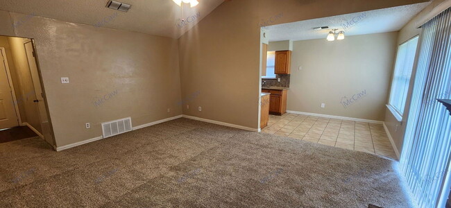 Building Photo - 2204 Oak Hill Dr