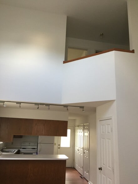 Building Photo - 5945 Red Oak Dr