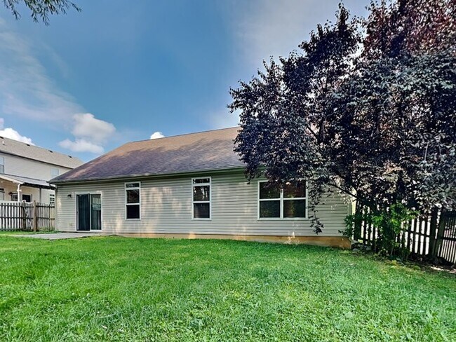 Building Photo - 3 bed 2 bath in Avon with privacy fence an...