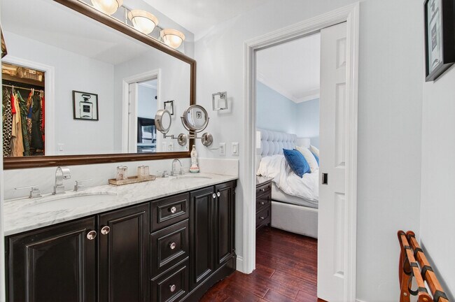 Building Photo - 7076 Middlebury Dr