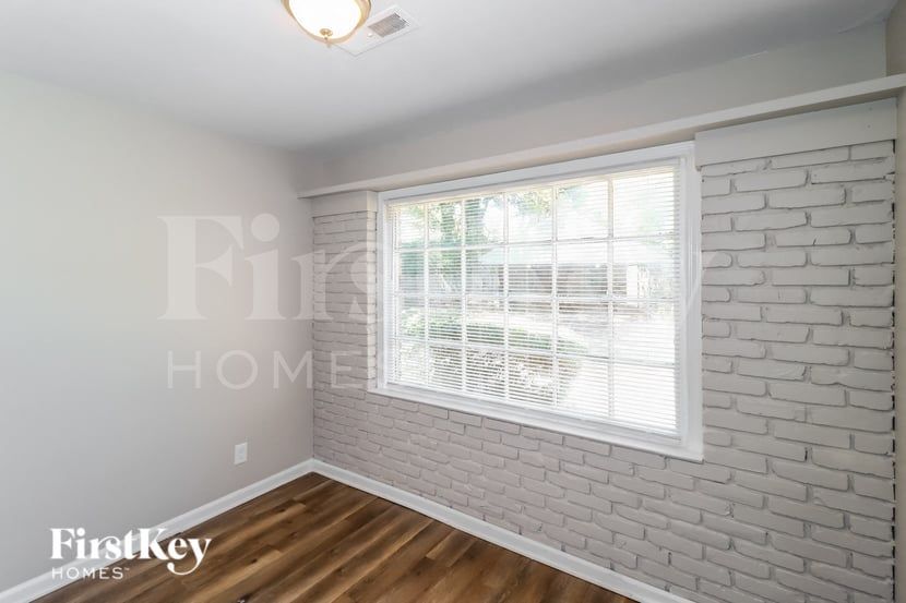 Building Photo - 5130 Kingswood Cir