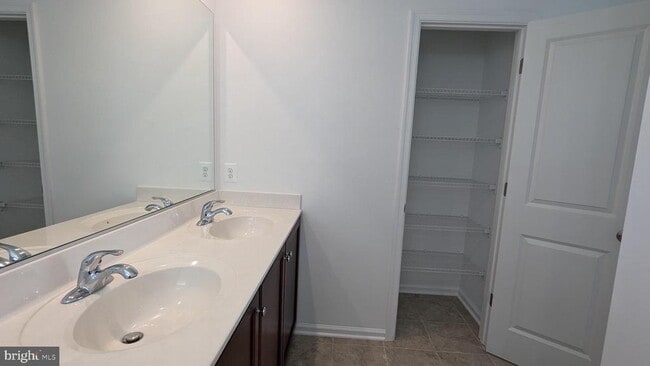 Building Photo - 11 Edinburgh Ct