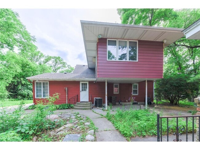 Building Photo - 11020 W River Rd