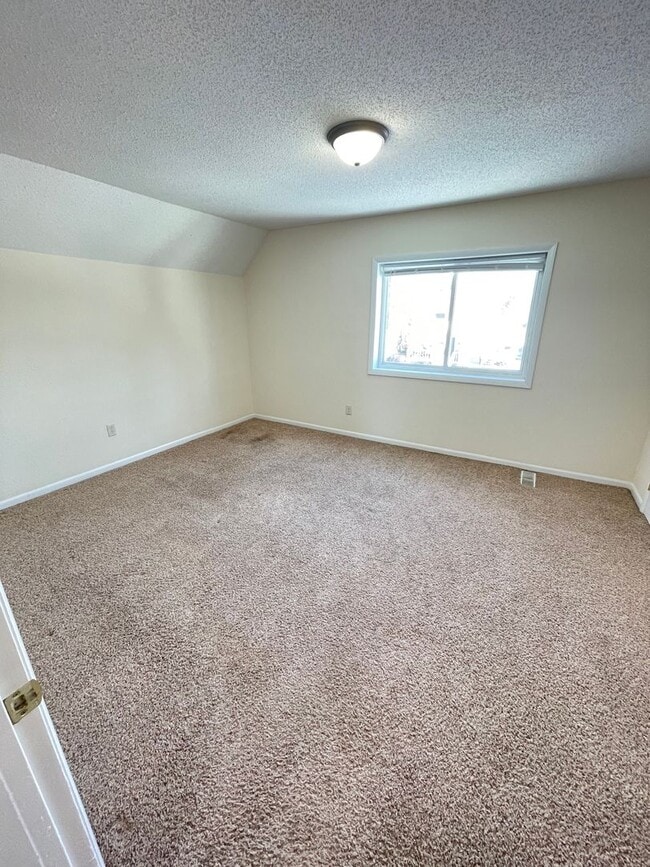 Building Photo - AVAILABLE JUNE 1st - 3 Bed, 1 bath House!