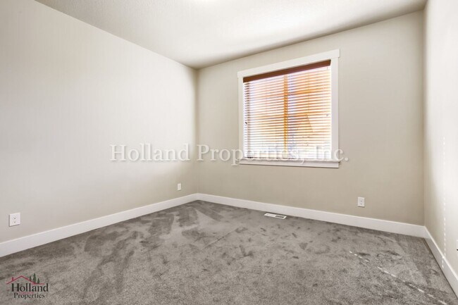 Building Photo - 17435 SW Forest Hollow St