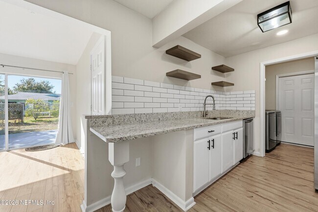 Building Photo - 335 Palos Ct