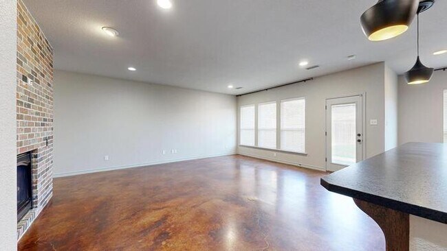 Building Photo - 3 bed 2 bath home with 2 car garage!