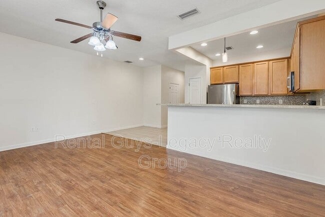 Building Photo - 5868 Pavilion Dr